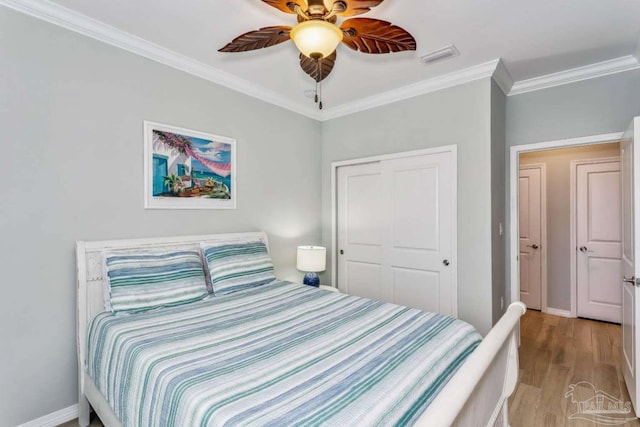 14390 Cordgrass Ln, Pensacola, FL 32507 - bedroom featuring visible vents, wood finished floors, a closet, crown molding, and ceiling fan