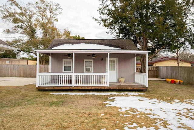 view of front of home with a front lawn, ceiling fan, and covered porch