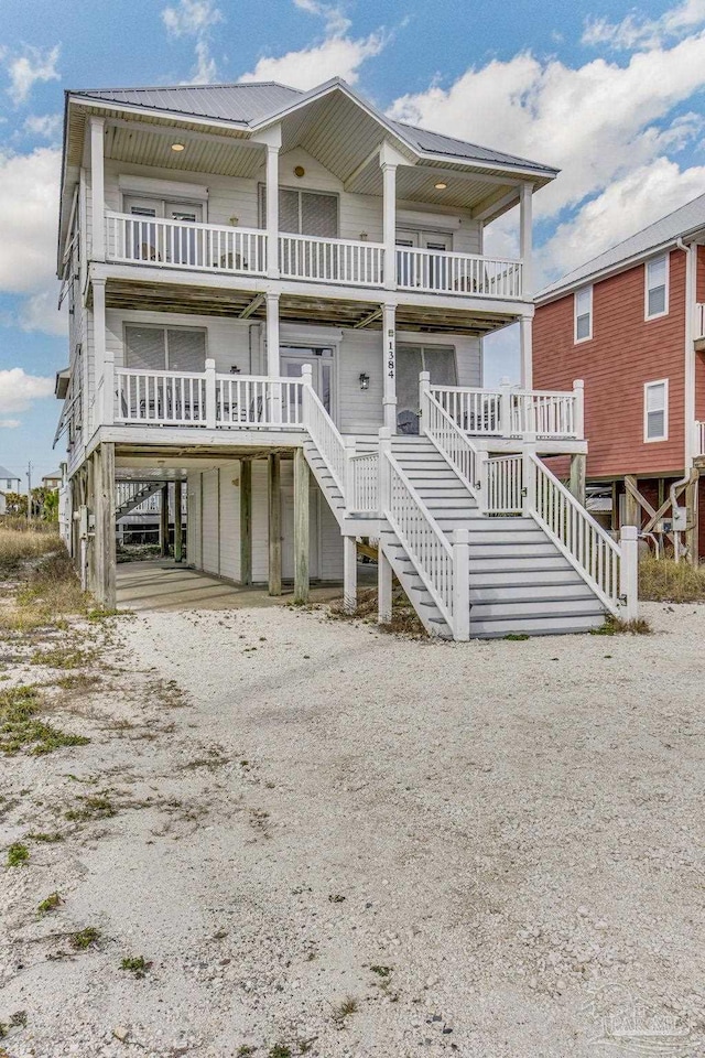 view of front of property featuring a balcony