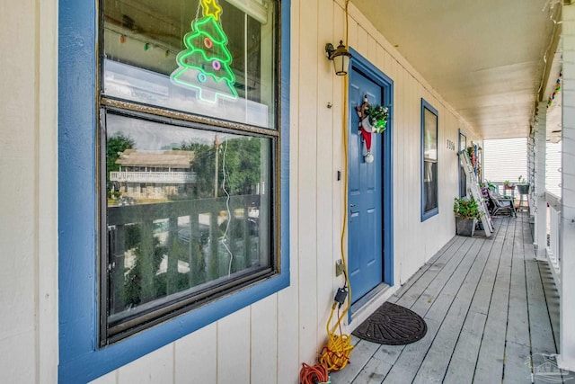 property entrance featuring a porch