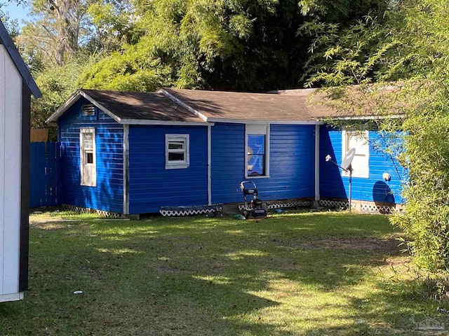 view of front of property featuring a front lawn