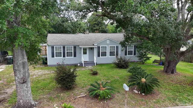 single story home with a front yard