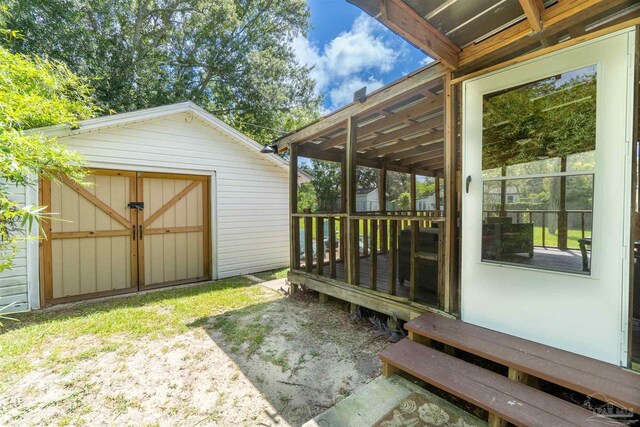 view of yard featuring a shed