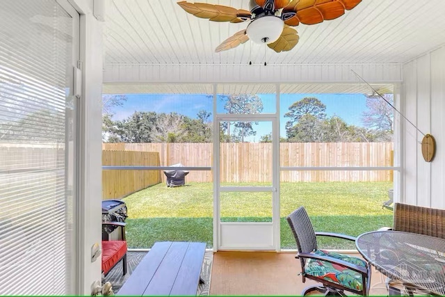 sunroom featuring ceiling fan