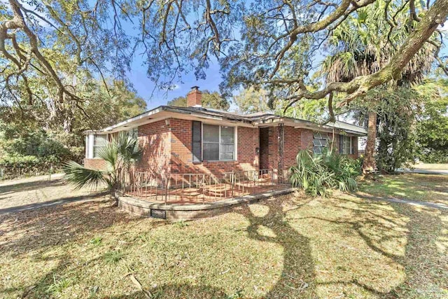 ranch-style house featuring a front lawn