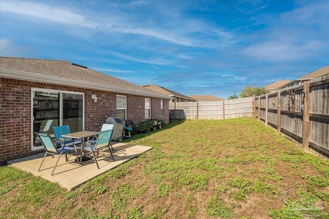 view of yard featuring a patio area