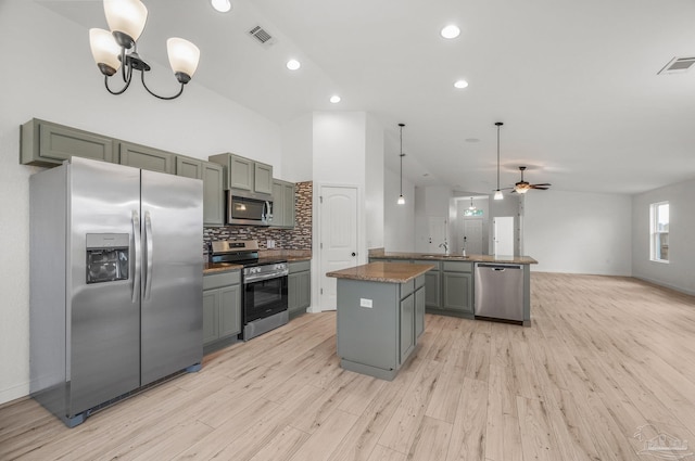 kitchen featuring a sink, appliances with stainless steel finishes, ceiling fan with notable chandelier, and visible vents