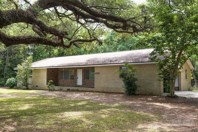 ranch-style home featuring a front lawn