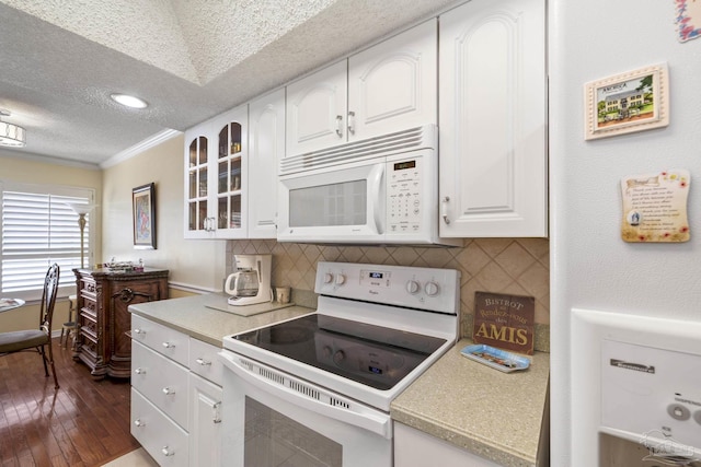 1650 Bulevar Menor, Pensacola Beach, FL 32561 - kitchen with crown molding, light countertops, backsplash, and white appliances