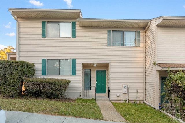 view of front of house featuring a front yard