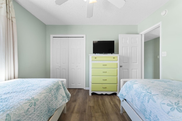 bedroom featuring ceiling fan, a textured ceiling, dark hardwood / wood-style floors, and a closet