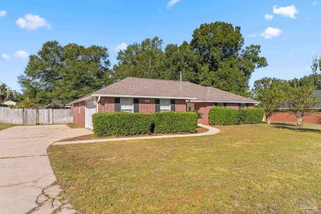 single story home with a front lawn