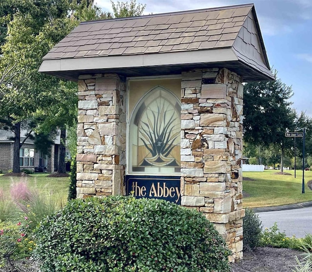 community / neighborhood sign with a lawn