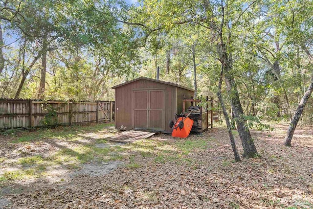 view of yard featuring a shed