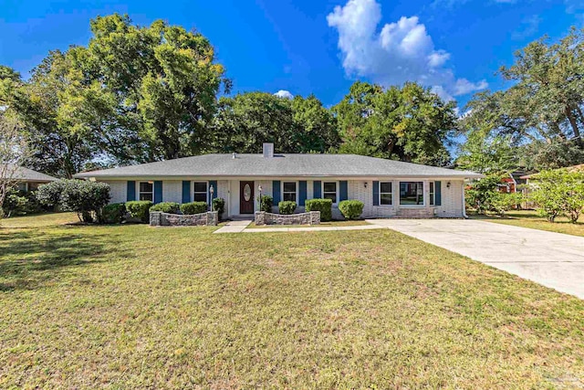 single story home featuring a front lawn