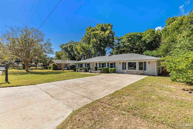 single story home featuring a front yard