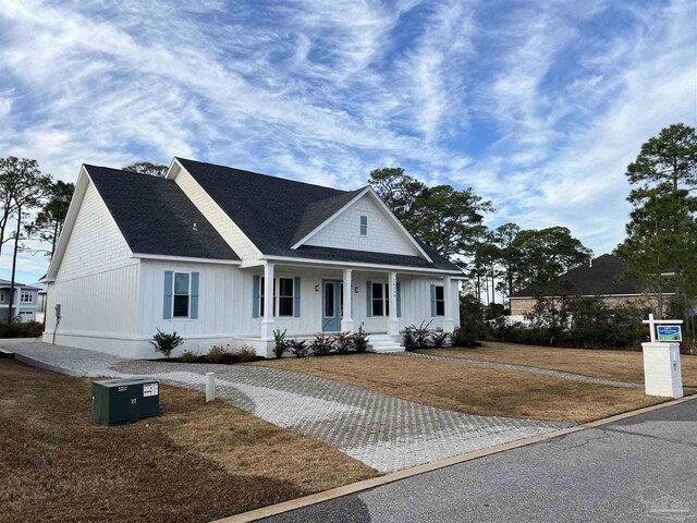 view of front of house featuring a porch and a front yard