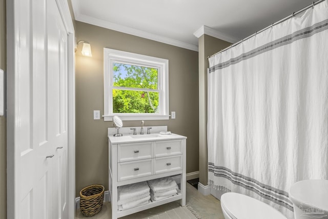 full bathroom featuring a shower with curtain, crown molding, baseboards, vanity, and toilet