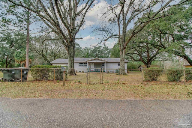 manufactured / mobile home featuring a fenced front yard