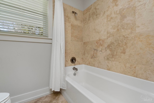 full bath with shower / bath combination with curtain, toilet, and baseboards