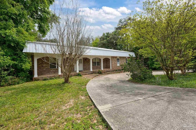 ranch-style home featuring a front yard and covered porch