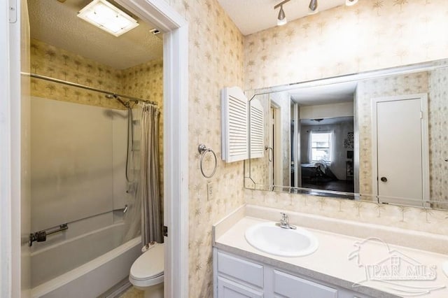 2299 Scenic Hwy Unit T7, Pensacola, FL 32503 - full bathroom featuring wallpapered walls, shower / bathtub combination with curtain, vanity, and toilet