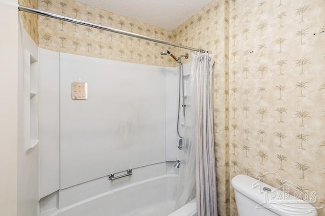 2299 Scenic Hwy Unit T7, Pensacola, FL 32503 - full bathroom featuring wallpapered walls, shower / bath combo with shower curtain, and toilet