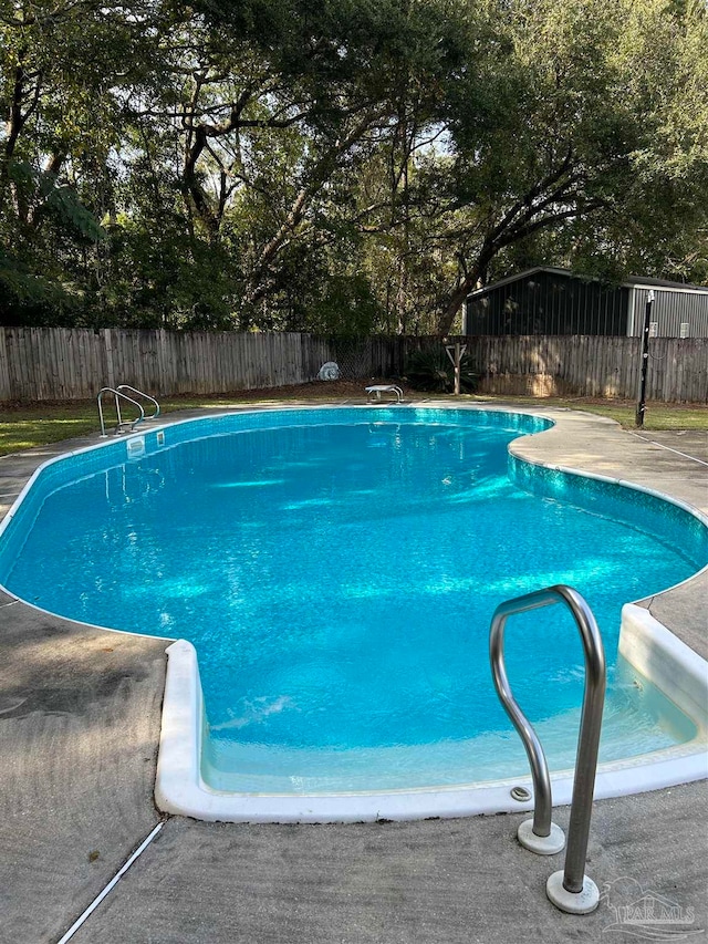 view of swimming pool