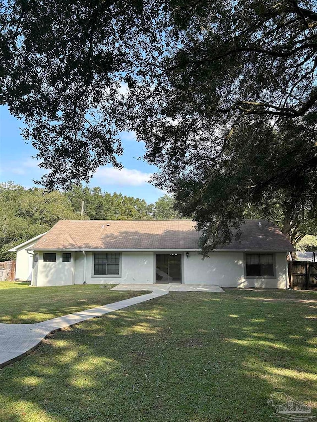 ranch-style house featuring a front lawn