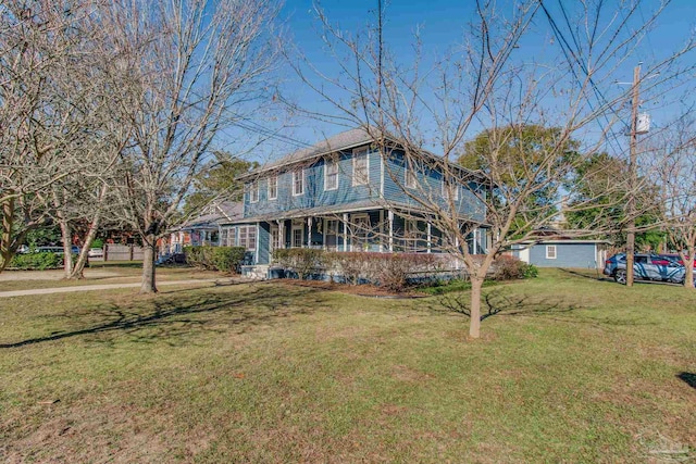 view of front of property featuring a front lawn