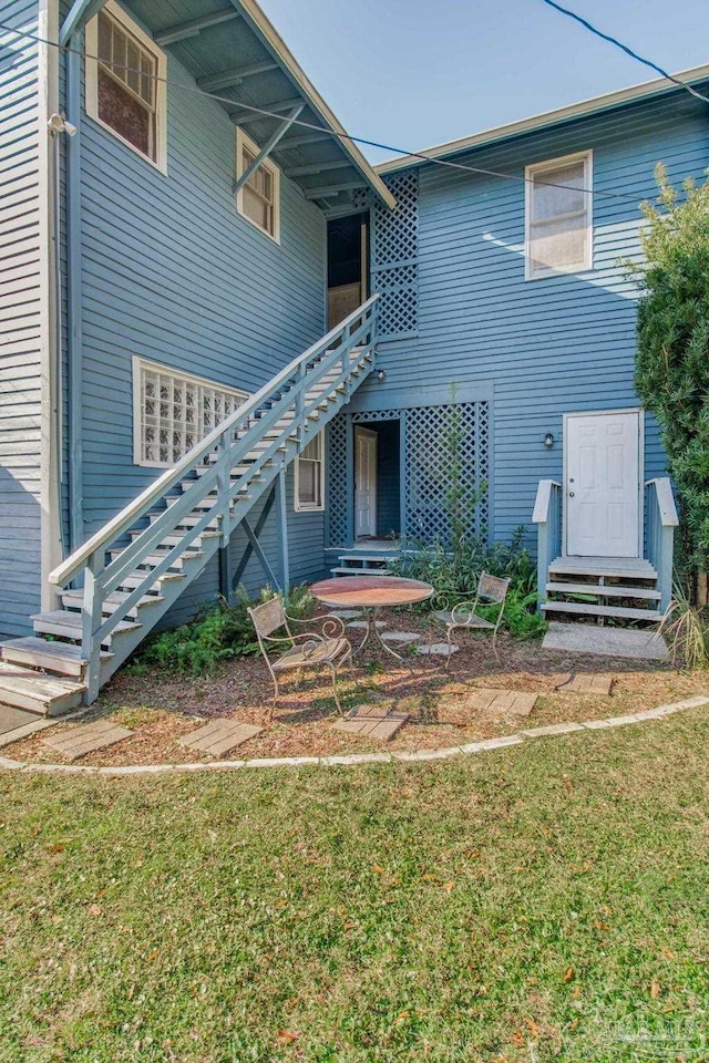 back of house featuring a yard