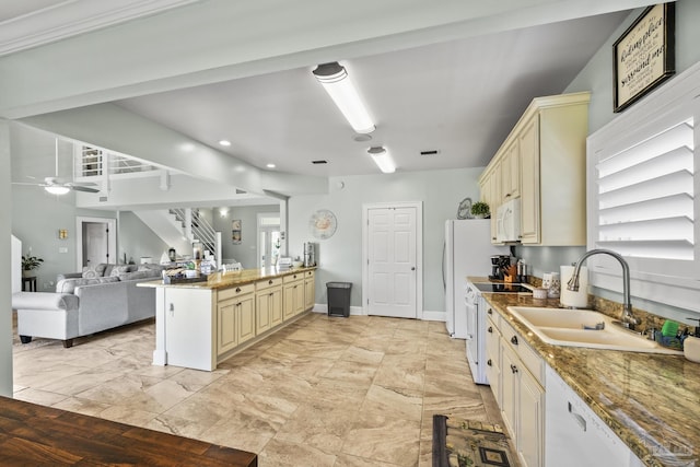 kitchen featuring a sink, a ceiling fan, white appliances, a peninsula, and cream cabinets