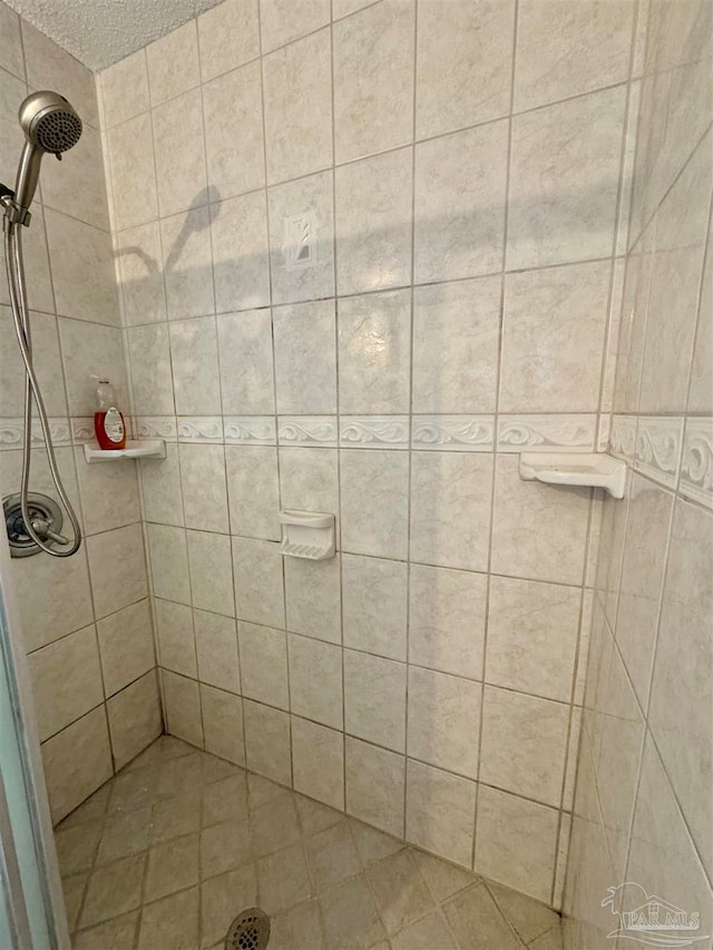 bathroom featuring tiled shower