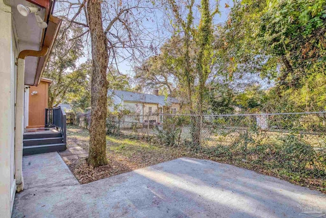 view of yard featuring a patio area