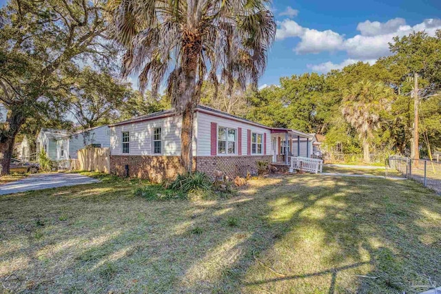 view of front of property featuring a front yard