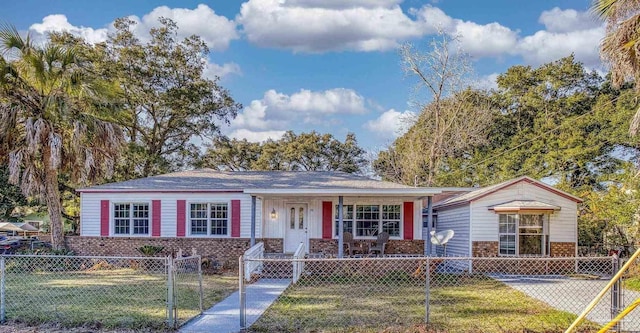 ranch-style house featuring a front yard