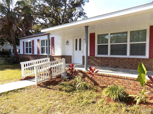 ranch-style home with a porch