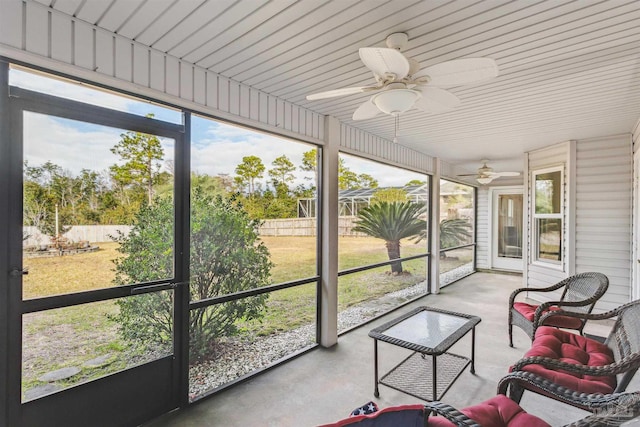 sunroom with ceiling fan