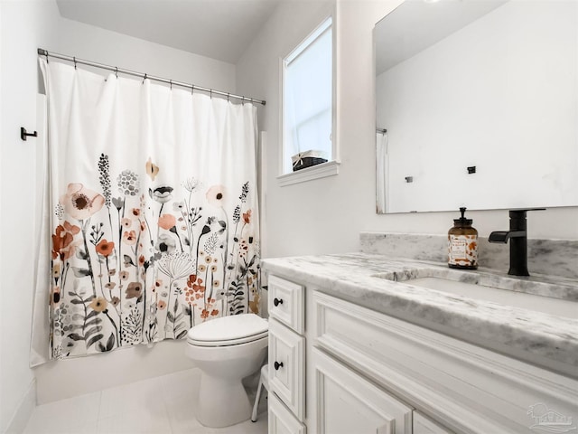 bathroom with a shower with curtain, vanity, and toilet