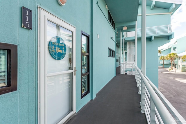 property entrance featuring a balcony