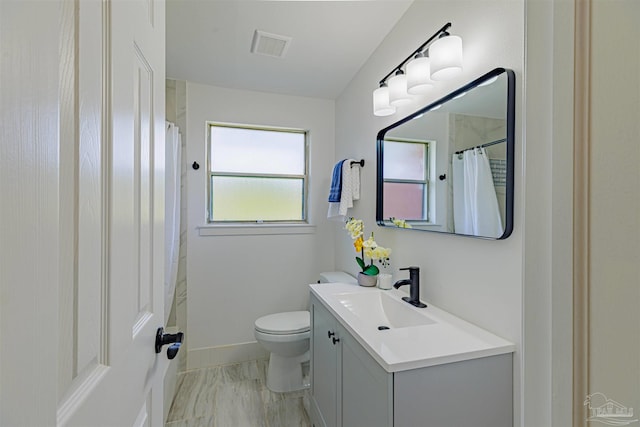 full bathroom with vanity, a shower with curtain, visible vents, baseboards, and toilet