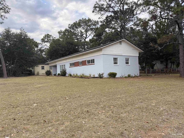 view of front of home featuring a front lawn