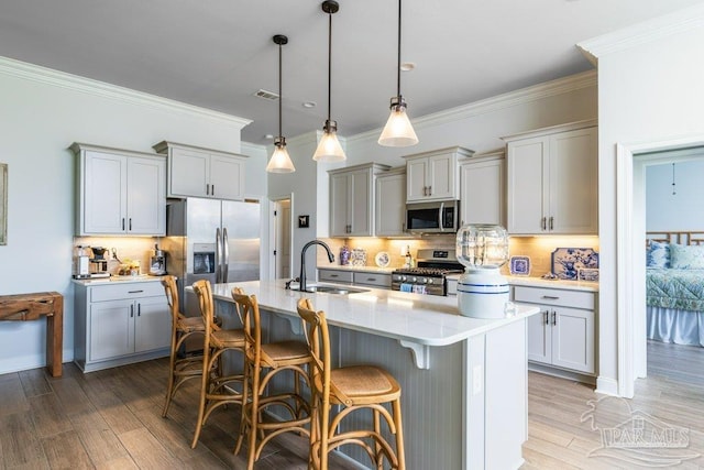 2929 Trestle Way, Cantonment, FL 32533 - kitchen featuring a breakfast bar area, backsplash, a sink, light wood-style floors, and stainless steel appliances
