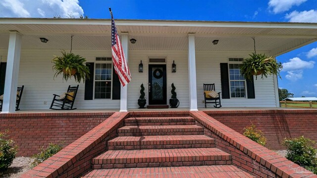 property entrance featuring a porch