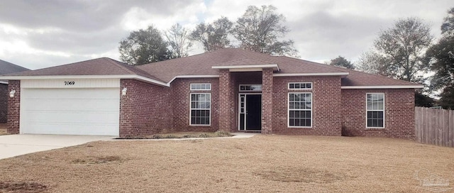 view of front facade featuring a garage and a front yard