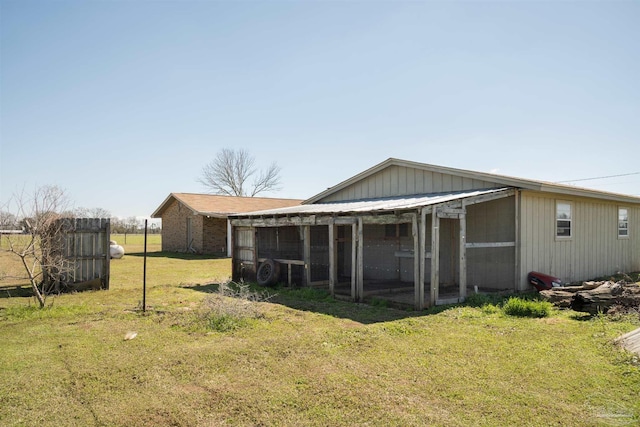 view of outdoor structure featuring an outbuilding