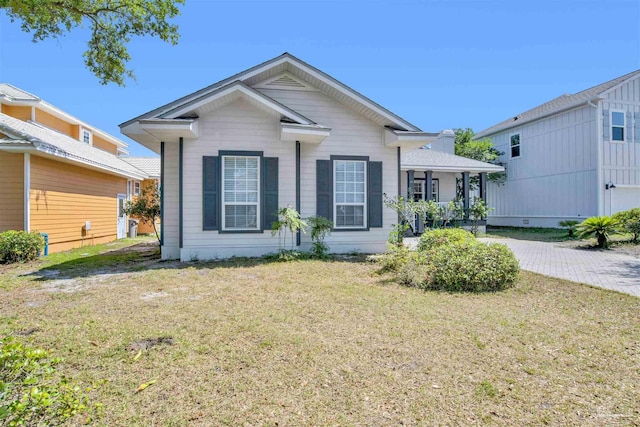 view of front facade with a porch and a front lawn