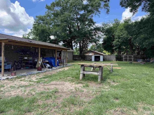 view of yard featuring an outbuilding