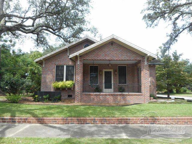 view of front of house featuring a front lawn and covered porch