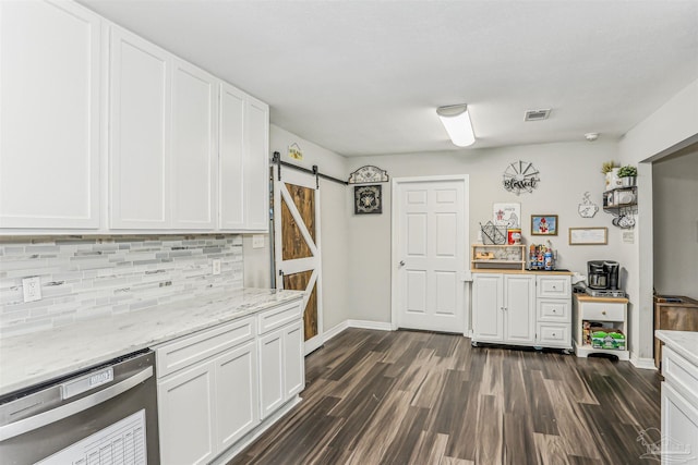 bar with a barn door, backsplash, visible vents, and dark wood-type flooring